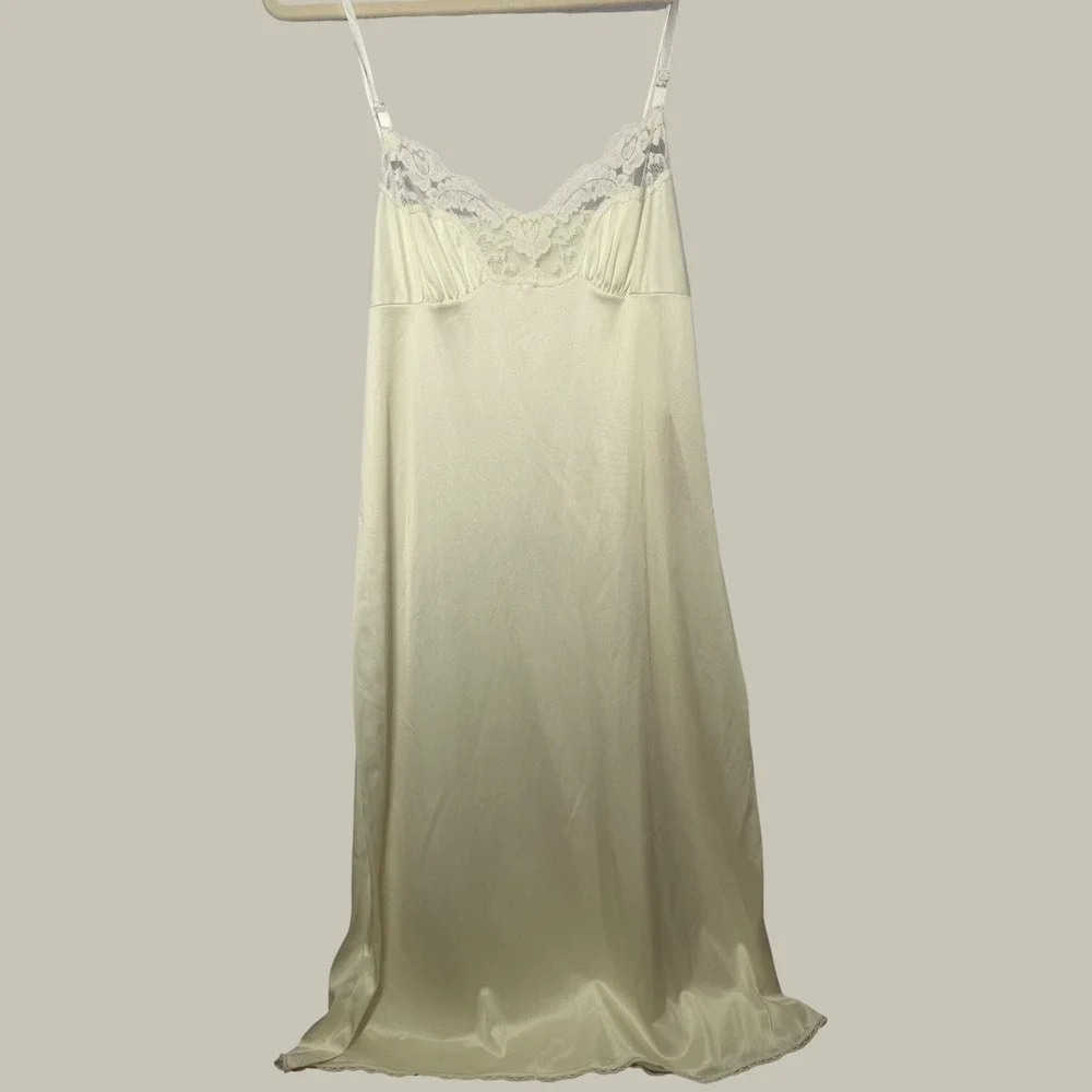 Vintage Ivory Lace Trim Full Slip Dress Romantic Layering Chemise Nightgown M/L?
